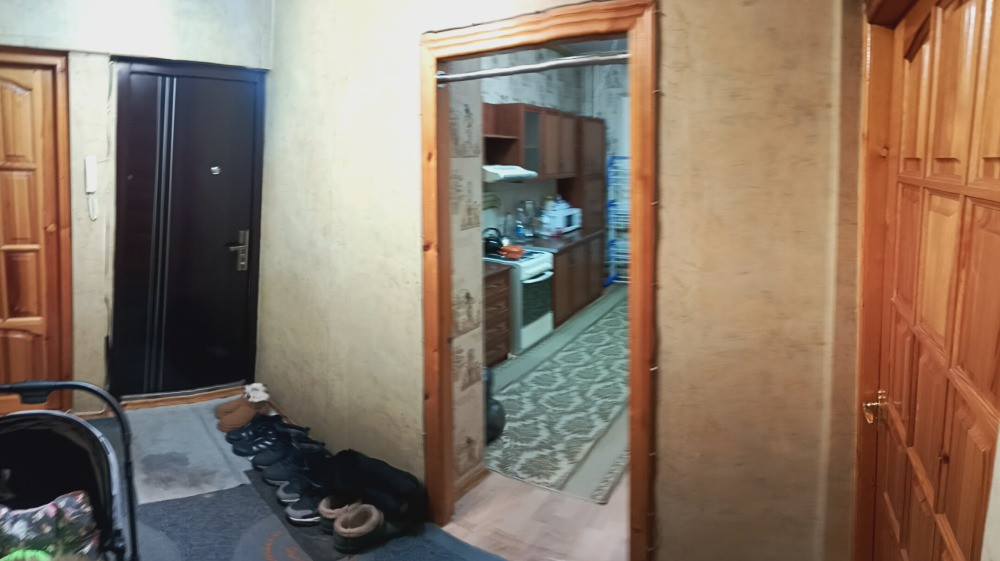 Коридор с дверями и проходом в кухню