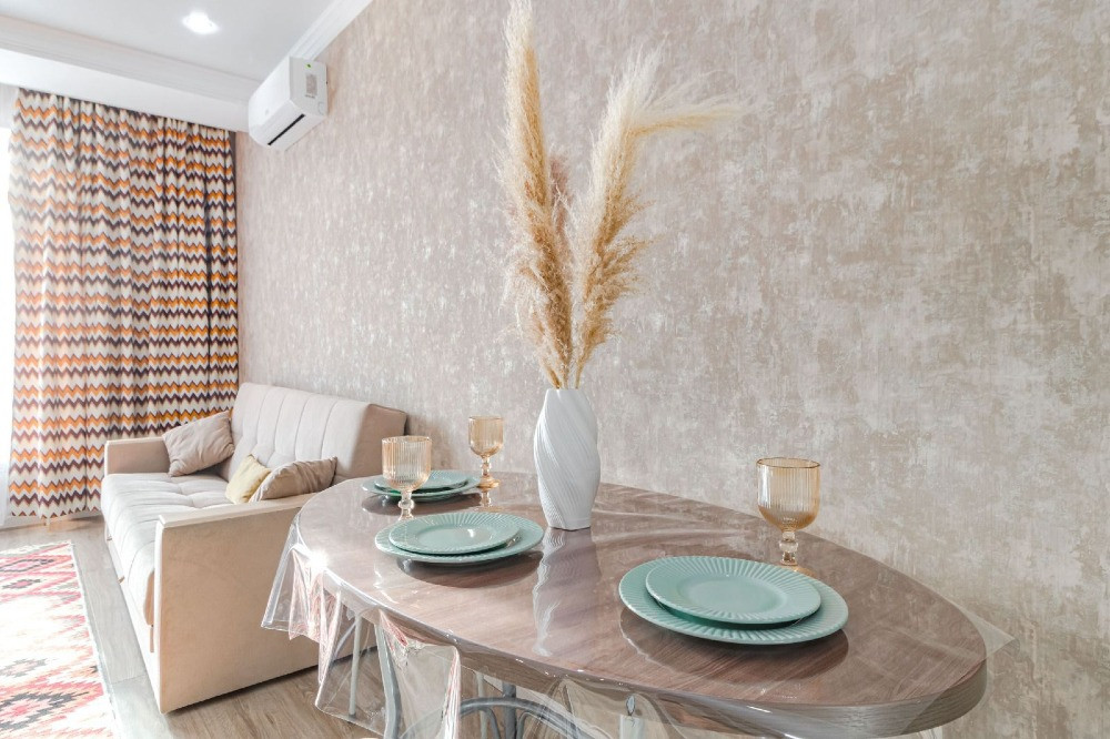 Столовая с вазой и закусками