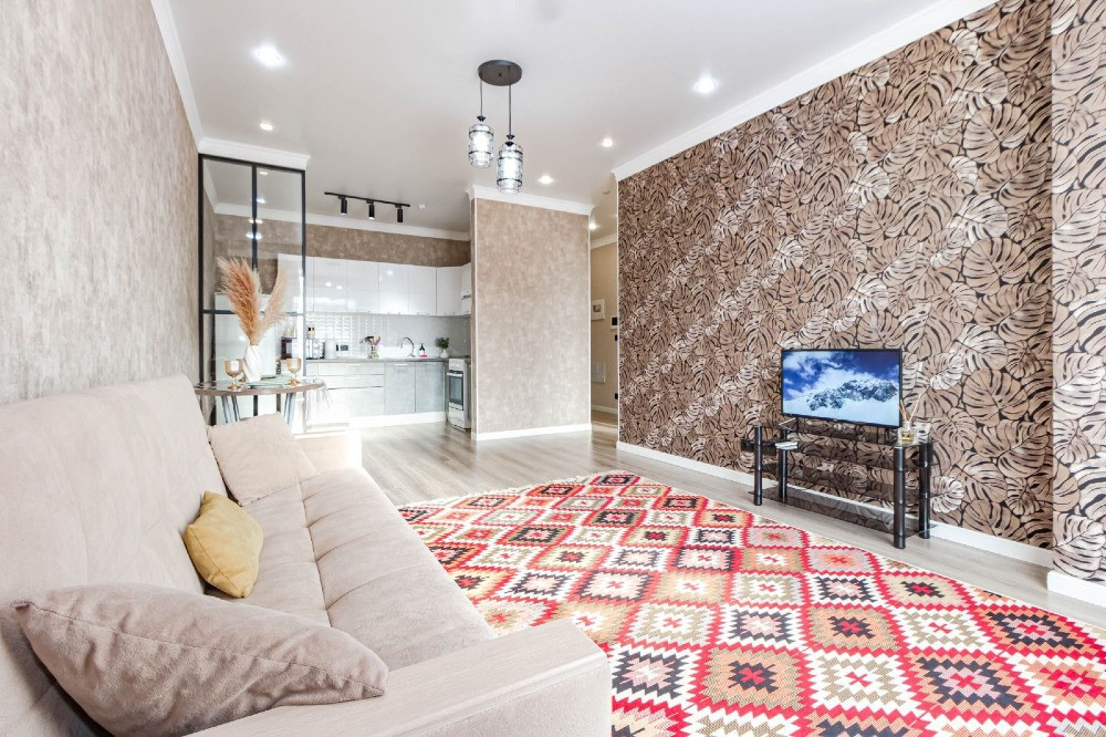 Гостиная с диваном, ковром и телевизором