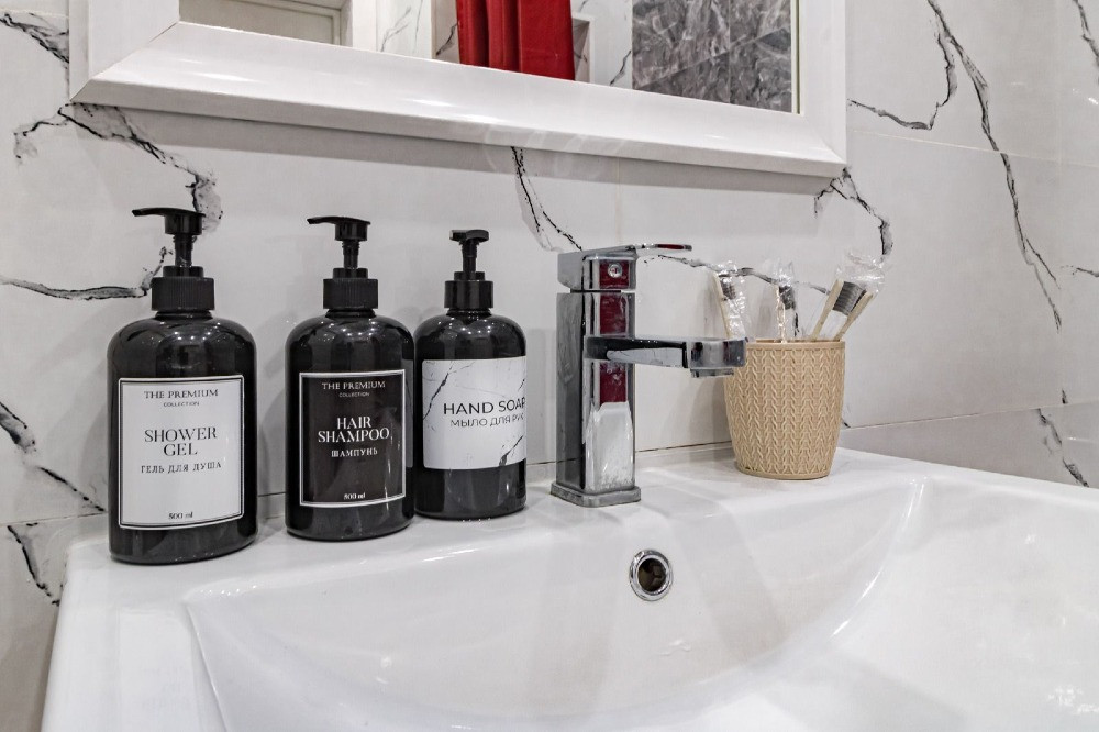 Умывальник с косметическими принадлежностями