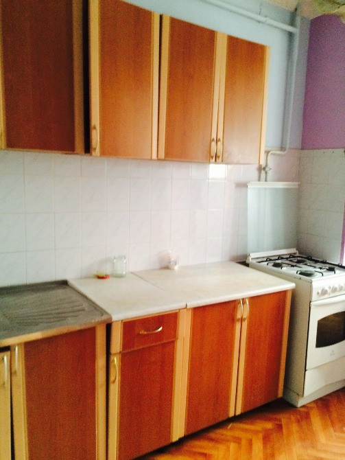 Ағаш шкафтары мен газ плитасы бар ас үй