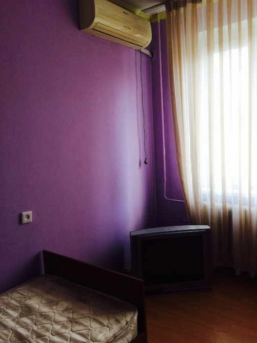 Кондиционер мен жабық терезесі бар күлгін қабырға