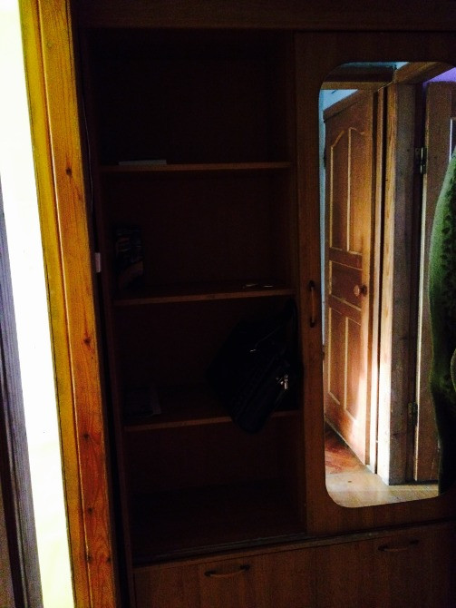 Ішкі көрінісі бар полкалар мен есіктері бар шкаф