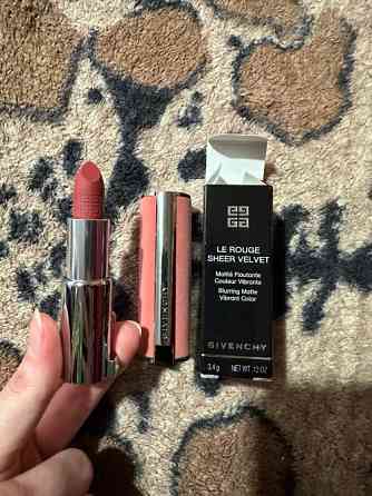 Помада для губ Givenchy Le Rouge Sheer Velvet в упаковке на фоне текстиля