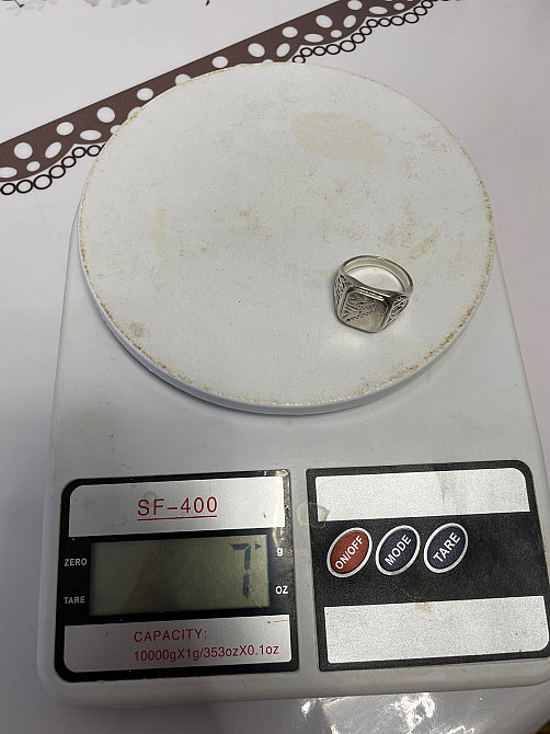 Ювелирное украшение на весах