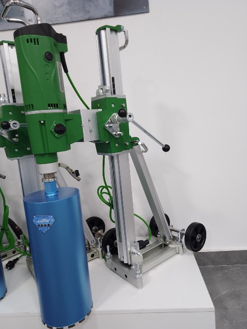 Устройство для алмазного бурения с нижним основанием и двумя вертикальными стойками