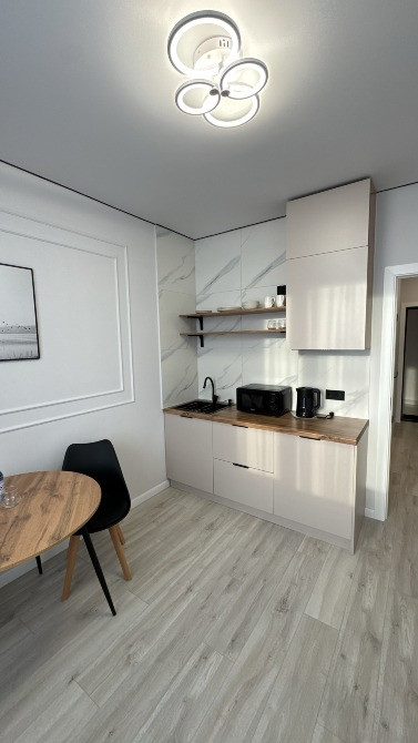 Тамақтануға арналған аймақ пен тұрмыстық техникасы бар ас үй