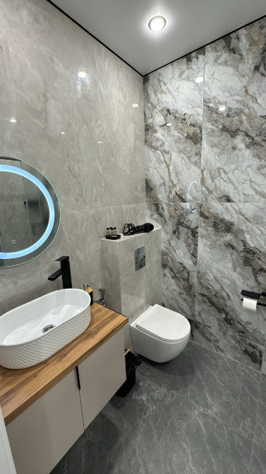 Раковина мен айнасы бар заманауи жуынатын бөлме