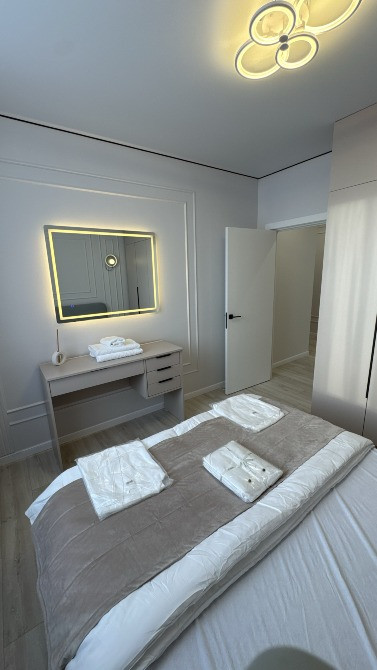 Айна мен жарықтандыруы бар жатын бөлме