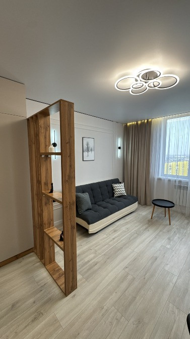 Салондық диван және терезесі бар, бөлек сөресінде