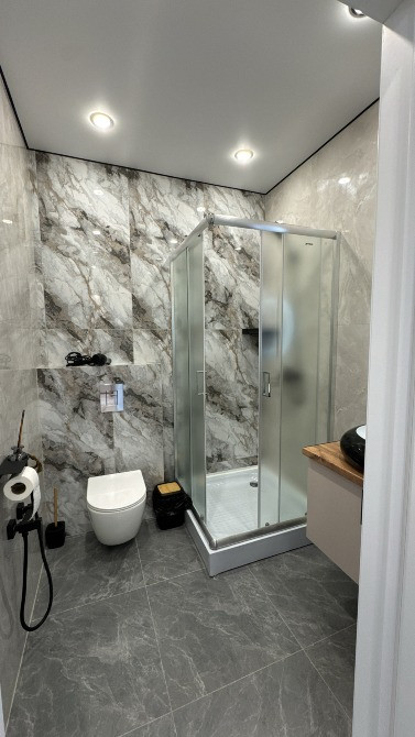 Заманауи дизайнымен душ кабиналы жуынатын бөлме