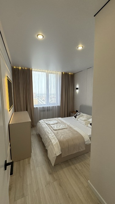 Үлкен төсекті жатын бөлме мен терезелер