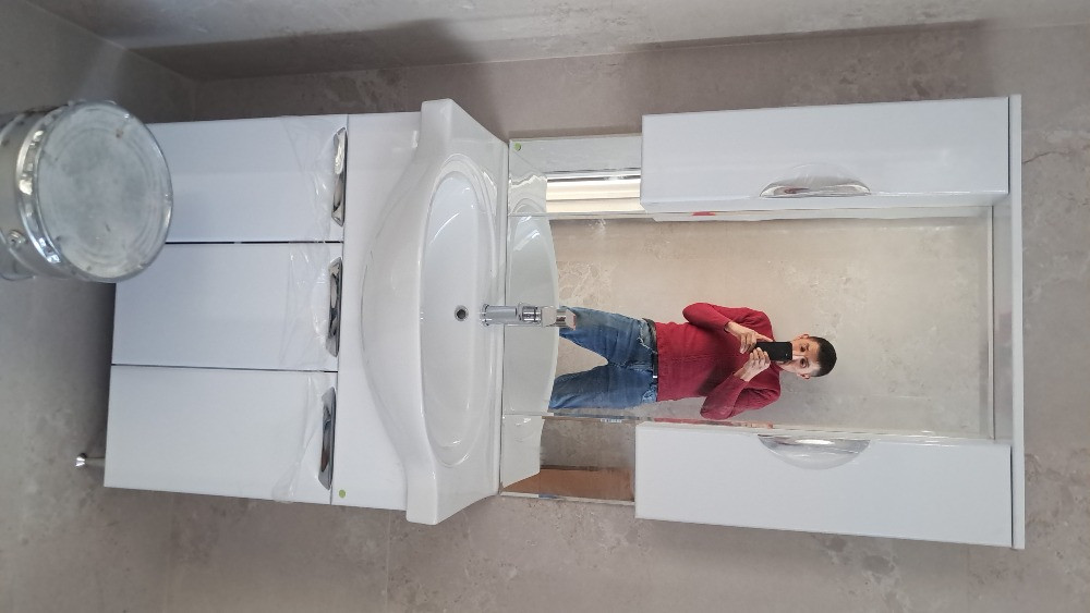 Ванная комната с раковиной и зеркалом