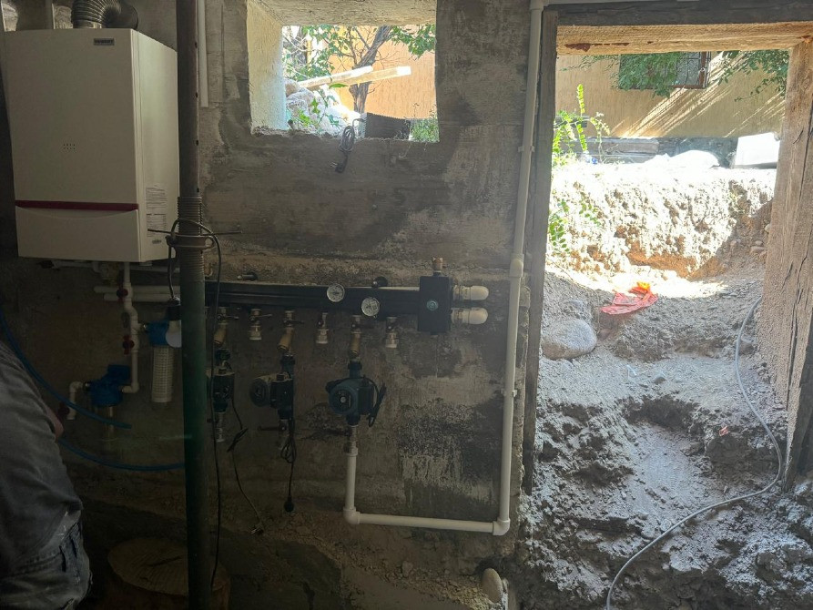 Система водоснабжения в помещении с окнами