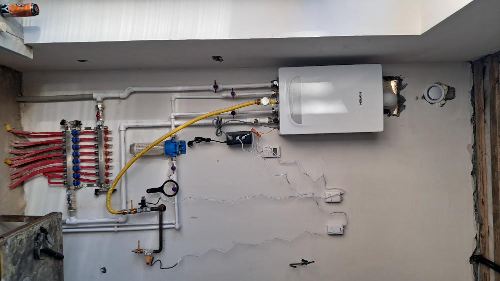 Установка отопительного котла с трубами и насосами