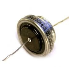 танталовый конденсатор с видимыми выводами и маркировкой