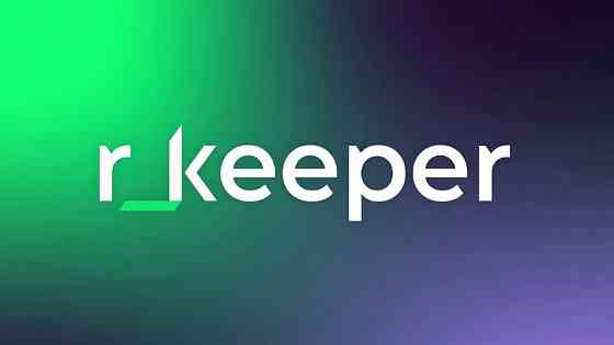 Логотип компании R-keeper на фоне градиента зелёного и фиолетового цветов