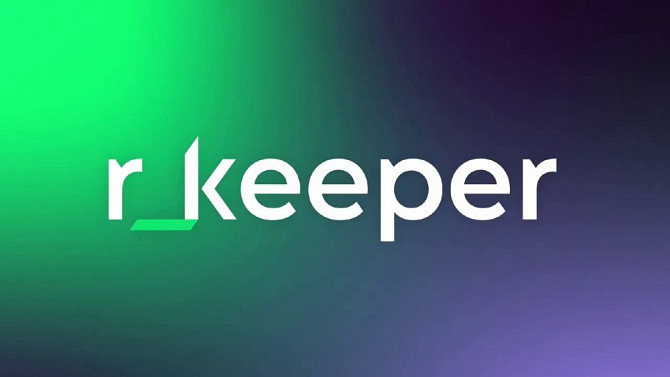 Логотип компании R-keeper на фоне градиента зелёного и фиолетового цветов