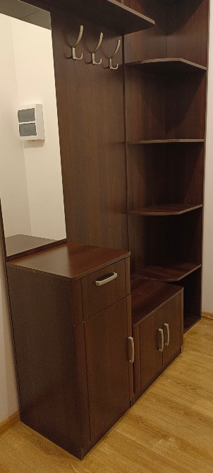 Кіру бөлмесі аяқкиімге арналған бөлімі мен ілгіштермен