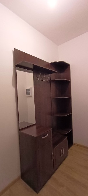 Айна мен сақтау сөрелерімен кіре беріс безендіру