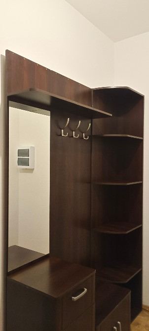 Кіру бөлмесіне арналған айнамен және сөрелерімен мебель