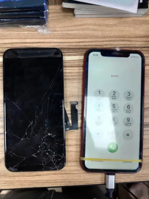 Жарамсыз телефонды іске асырылған экранмен салыстыру