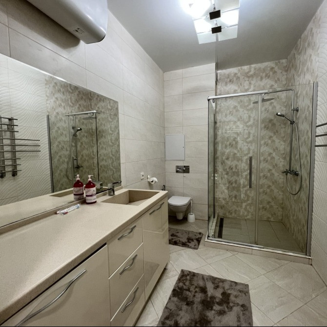 Современная ванная комната с душевой кабиной