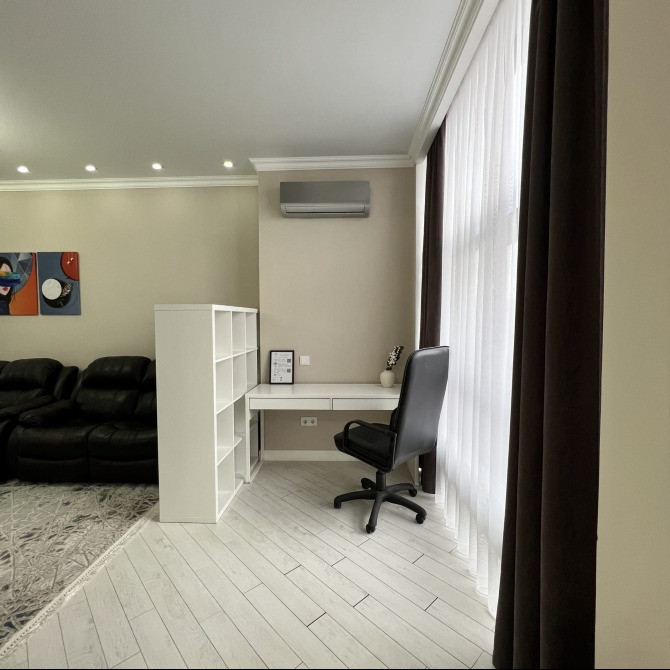 Уголок с диванами и рабочим столом