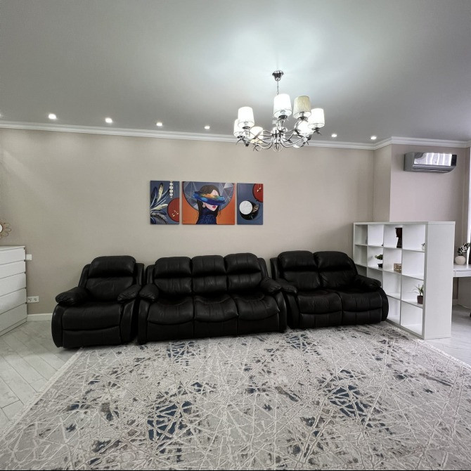 Диван и стол в светлой комнате