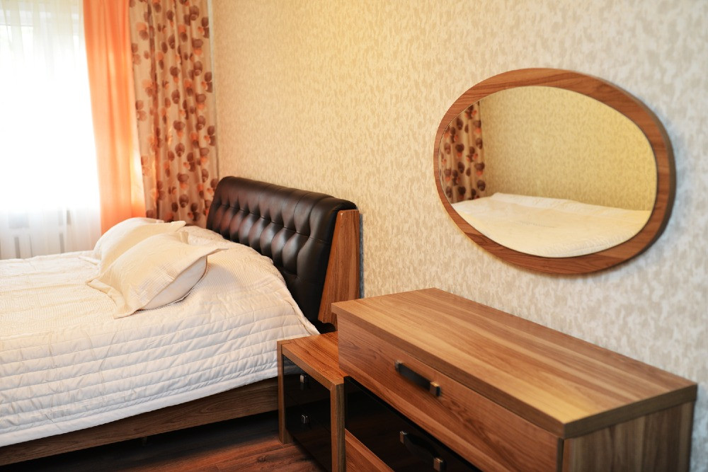 Спальня с кроватью и яркими занавесками