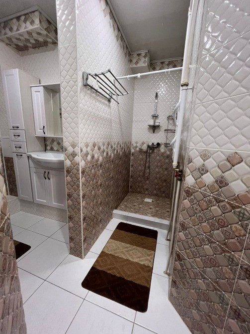 современная душевая с плиткой и элементами декора