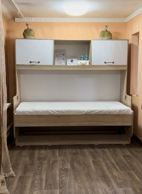 комната с вариантом раздвижной кровати и стильным дизайном