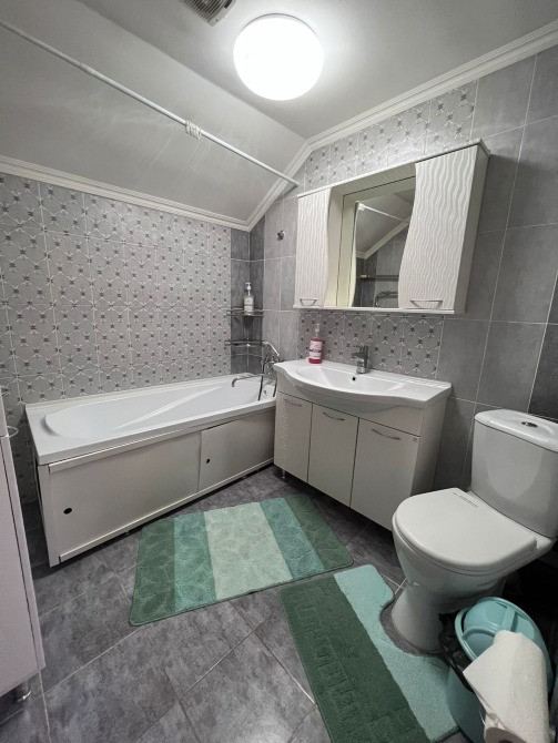 ванная комната с ванной и стилизованными аксессуарами