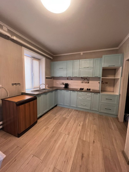 современная кухня в светлых тонах с бытовой техникой