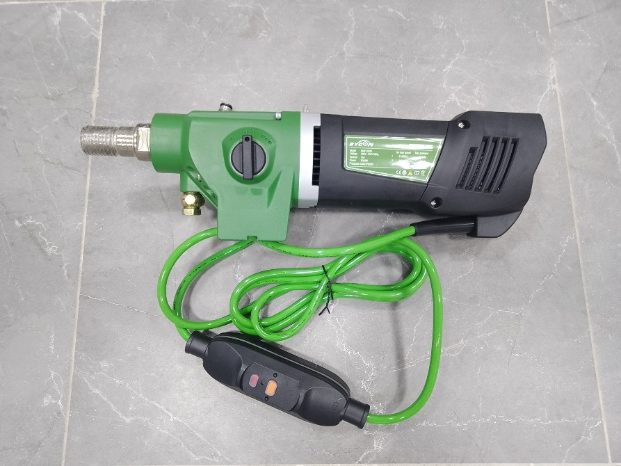 Электроинструмент для бурения с зеленым корпусом
