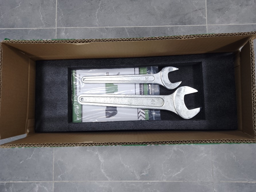 Комплектация, включая два ключа и документацию