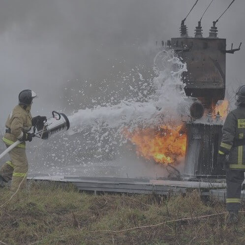 Өрт сөндірушілер өнеркәсіптік нысанда өртпен күресуде
