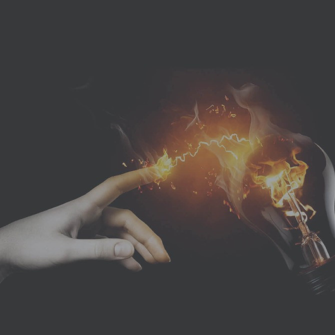 Адамның қолы электр лампасына тиіп, ұшқындар шығарады