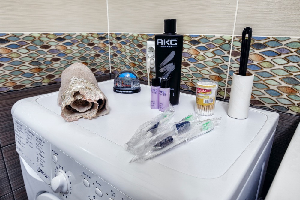 Столешница с косметическими средствами и полотенцем