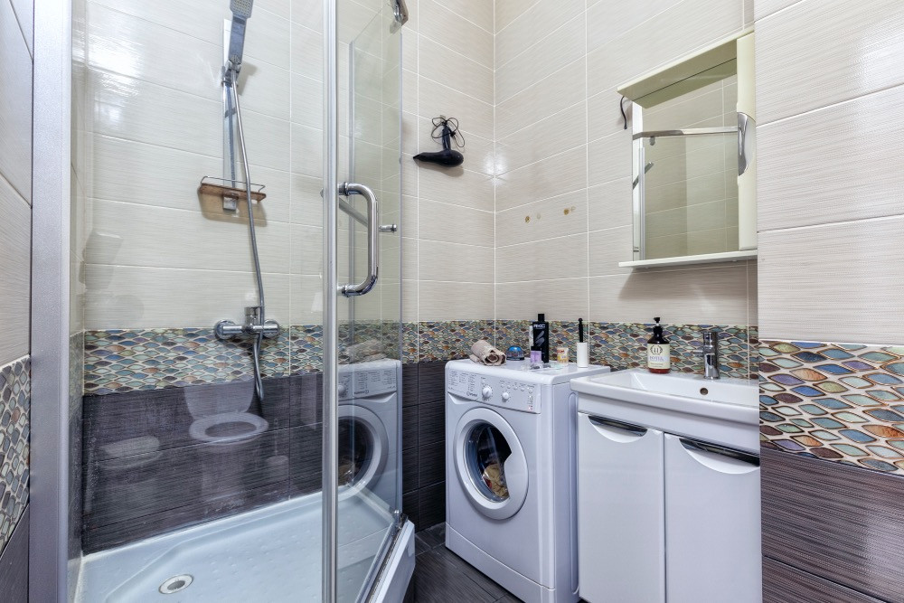 Ванная комната с душевой и стиральной машиной