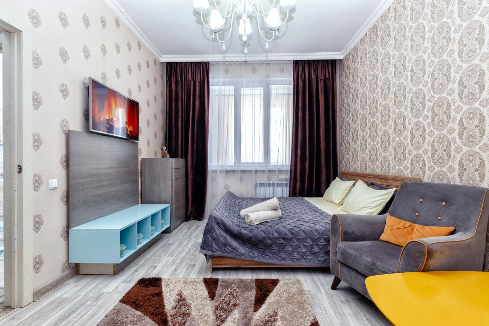 Современная комната с телевизором и уютной атмосферой