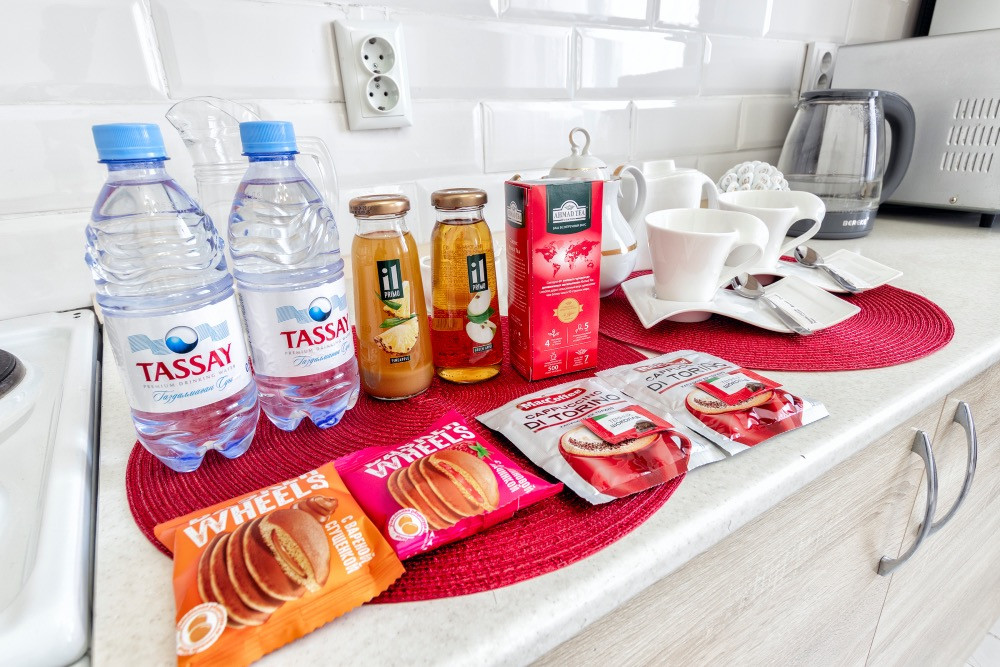 Ассорти напитков и закусок на кухонной поверхности