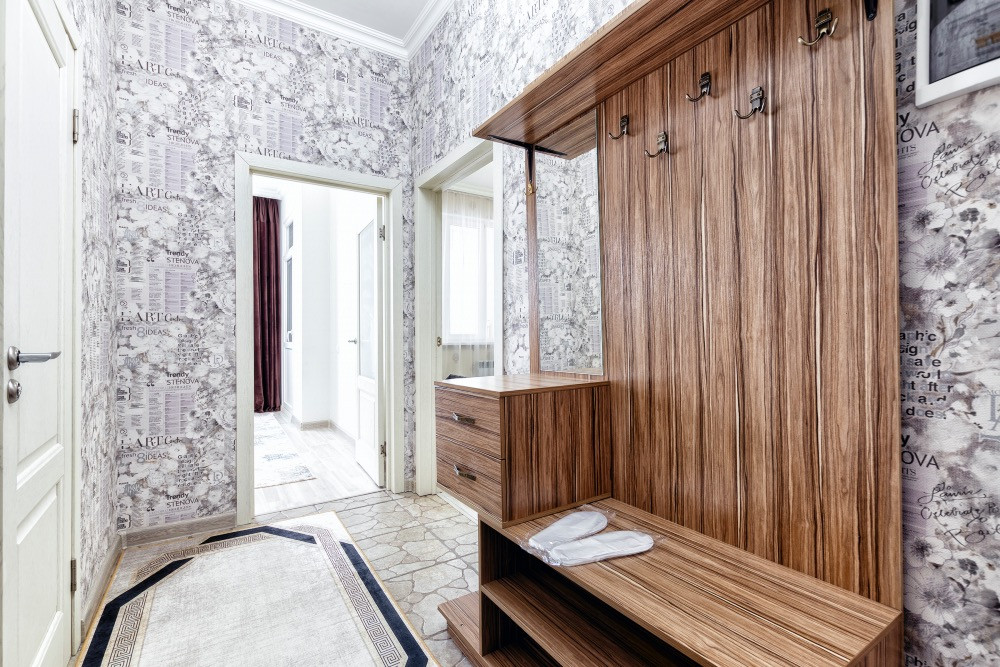 Прихожая с вешалкой и шкафом