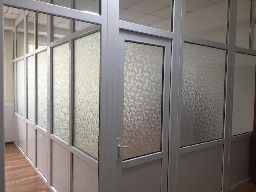 Перегородкалар мен жарық қабырғаларымен офис кеңістігі