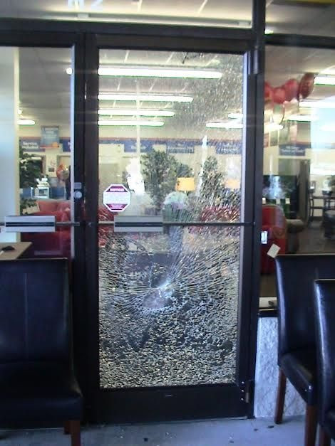 Дүкендегі сынған есік пен әйнек сынықтары