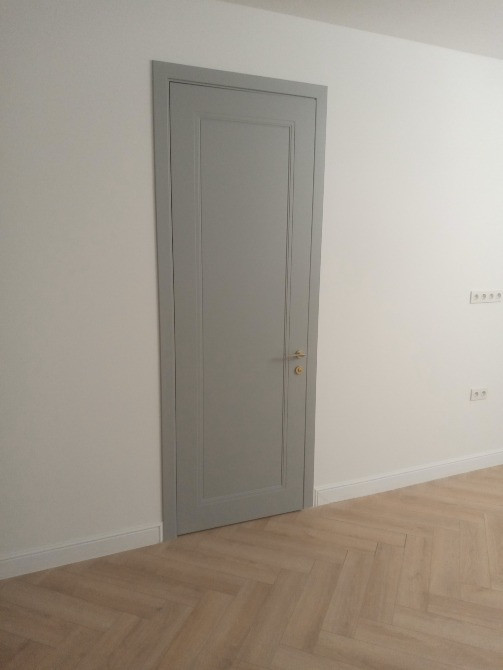 Сұр-қоңыр есік интерьерде