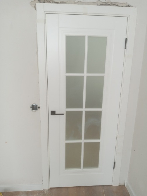 Ақ есік мөлдір шыны панельдерімен