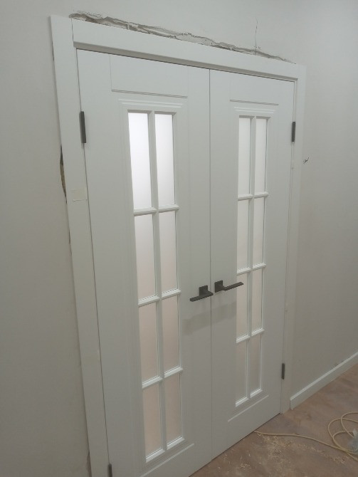 Екі ақ есік шыны панельдерімен