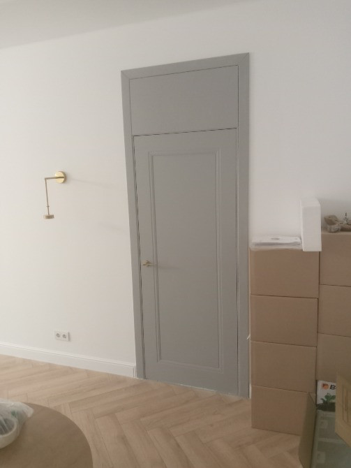 Қораптардың қасында бөлмедегі сұр-қоңыр есік