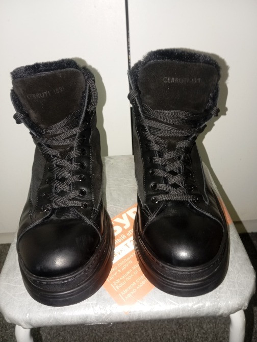 Алдыңғы бөлігі мехпен безендірілген платформалы қара ботинки